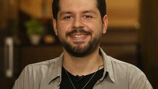 Genç müzisyenin közde mantısı gitar tınılarıyla damakları tatlandırıyor