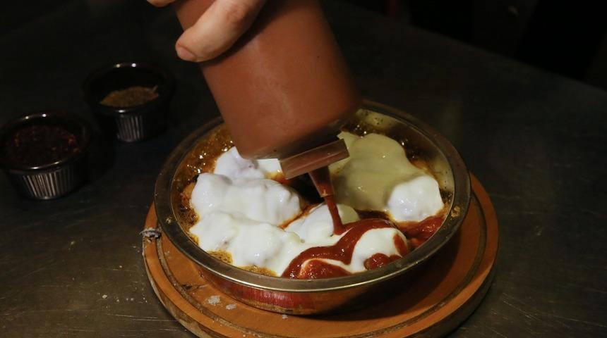 Bir buçuk yıl boyunca uğraştı! Közde mantının tadına bakan hayran kalıyor