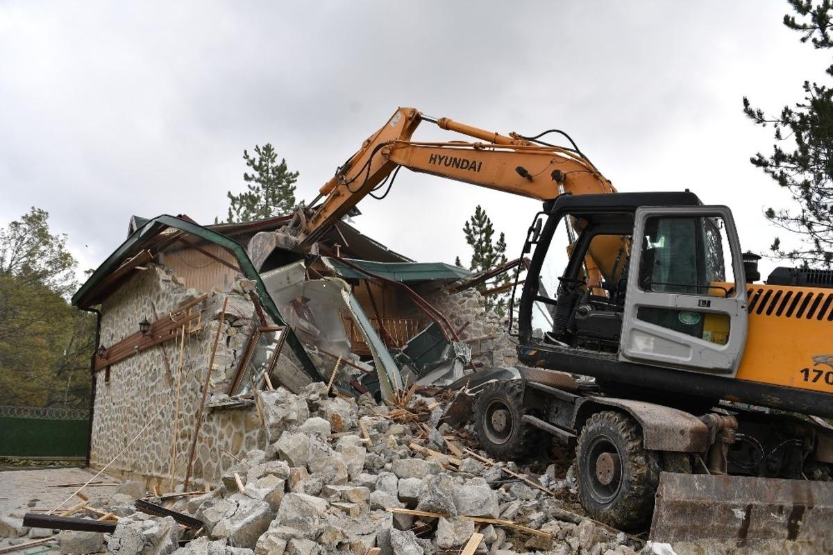 Bursa&rsquo;da ka&ccedil;ak l&uuml;ks villa yıkıldı
