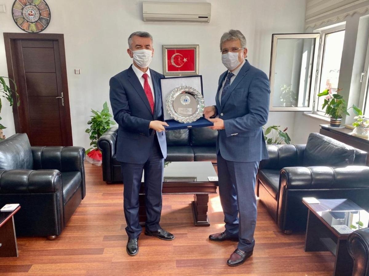 Edremit eski Kaymakamı Ali Sırmalı&rsquo;ya teşekk&uuml;r plaketi