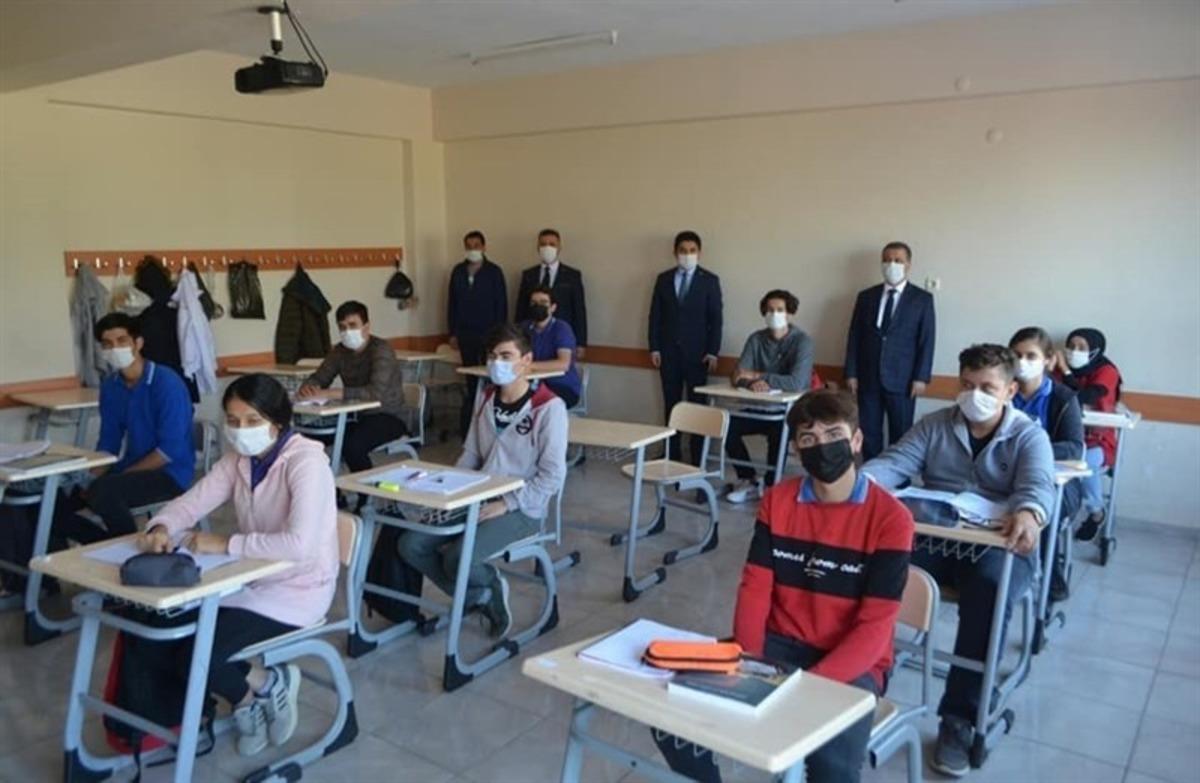 Kaymakam Divli, okulları ziyaret ederek &ouml;ğrencilerle buluştu