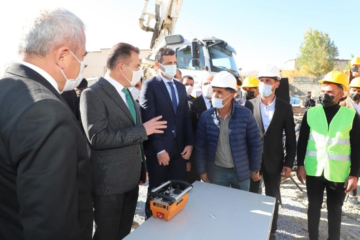 Vali Akbıyık: &ldquo;Hakkari tarihin en y&uuml;ksek yatırımlarını alıyor&rdquo;