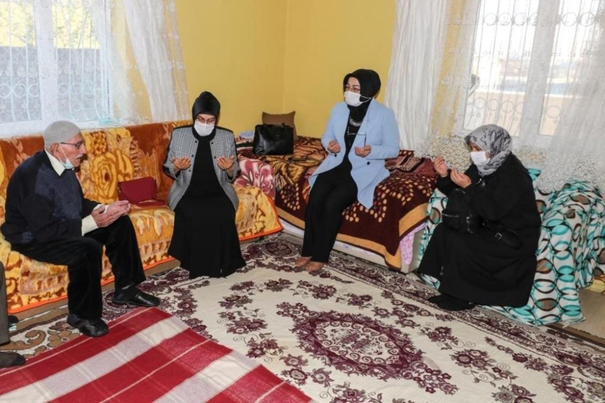 Vali Bilmez&rsquo;in eşinden 117 yaşındaki H&uuml;seyin dedeye ziyaret