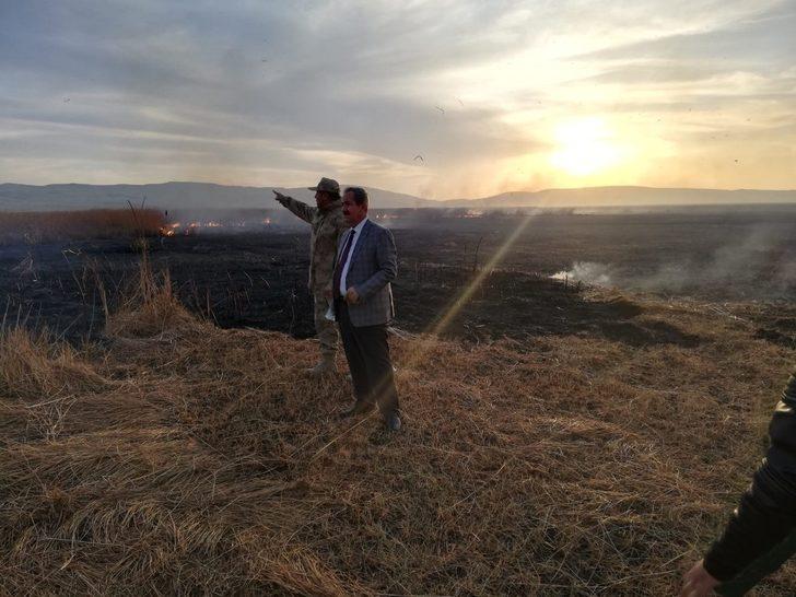 Kuş cenneti Cil Gölü’nde 10 dekarlık alan küle döndü G3