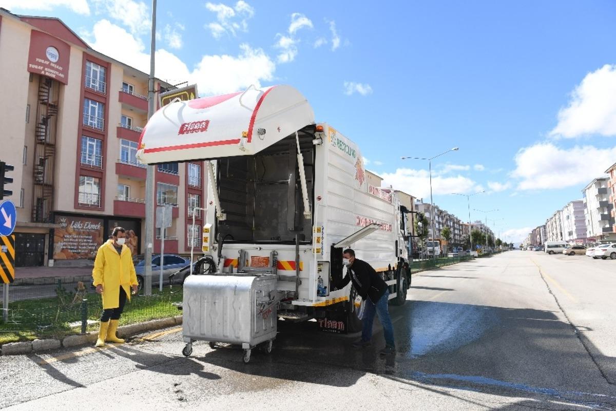 &Ccedil;&ouml;p konteynerleri &ouml;zel ara&ccedil;la dezenfekte ediliyor
