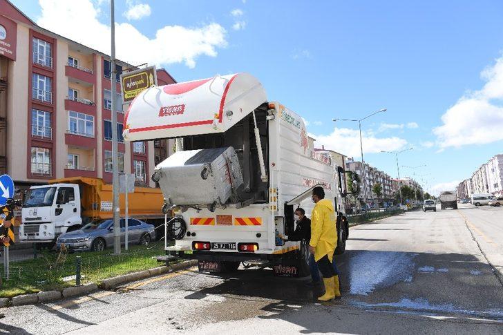 Çöp konteynerleri özel araçla dezenfekte ediliyor G2