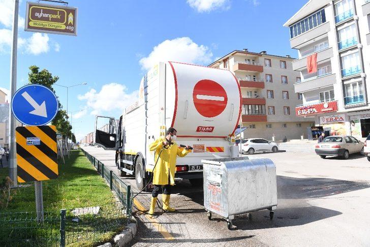 Çöp konteynerleri özel araçla dezenfekte ediliyor G3