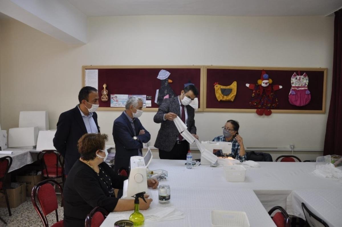 Safranbolu il&ccedil;esinde maske &uuml;retimi s&uuml;r&uuml;yor