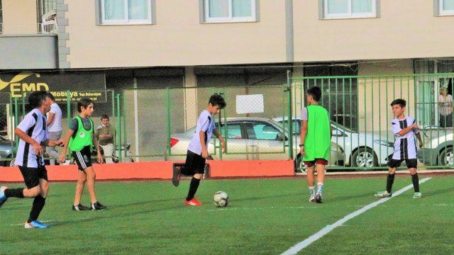 Toroslar’da Cumhuriyet Kupası Minikler Futbol Turnuvası heyecanı