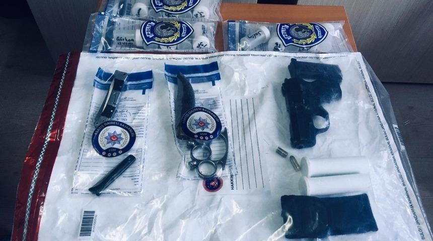 Oyun parkına saklanmış, silah ve uyuşturucu bulundu