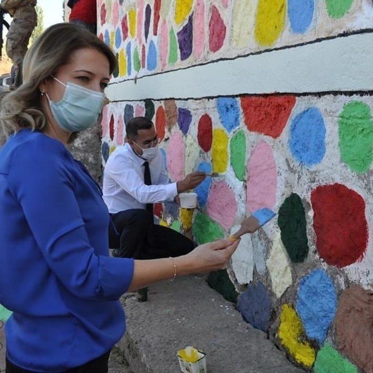 Batman’da Fırçanı Kap Gel Projesiyle okullar boyanıyor G1