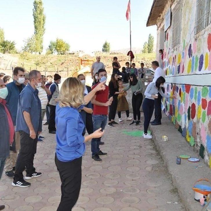 Batman’da Fırçanı Kap Gel Projesiyle okullar boyanıyor G3