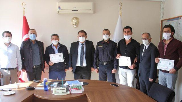 Orman yangınına müdahale eden çiftçi aileye teşekkür belgesi