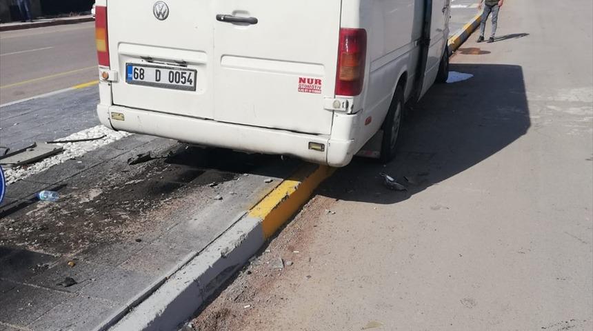 Aksaray'da minib&uuml;s ile otomobil &ccedil;arpıştı: 12 yaralı
