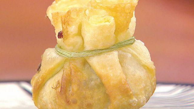 Sebzeli kese böreği nasıl yapılır? Sebzeli kese böreği tarifi nedir? Sebzeli kese böreği malzemeleri nelerdir? Gelinim Mutfakta sebzeli kese böreği tarifi...