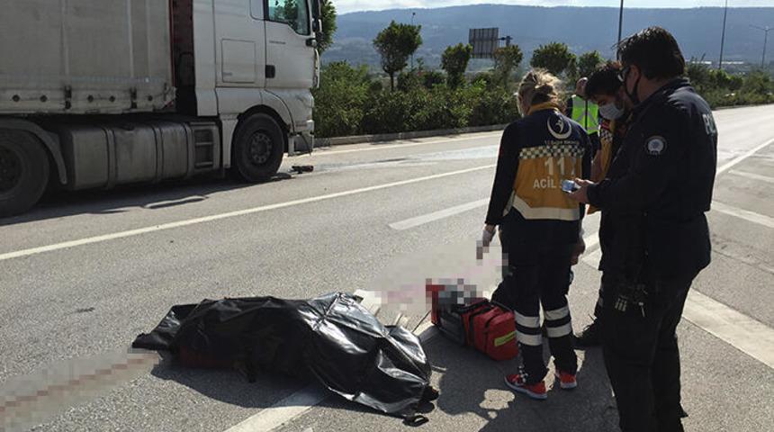 &Uuml;niversiteli gencin feci &ouml;l&uuml;m&uuml;! TIR'ın altında metrelerce s&uuml;r&uuml;klendi