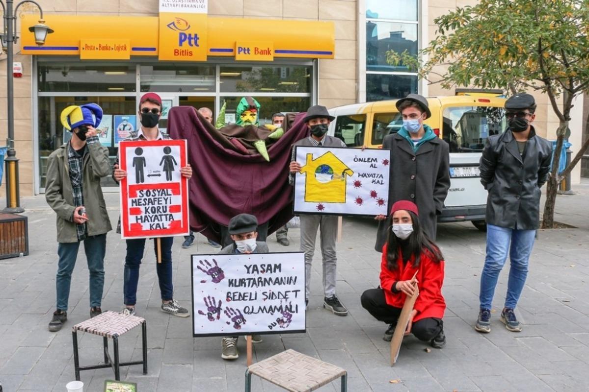 Bitlis&rsquo;te pandemiye dikkat &ccedil;ekmek i&ccedil;in tiyatro oyunu sahnelendi