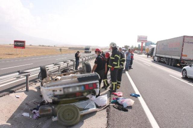 TIR a çarpan otomobil takla attı! 2 si çocuk 4 kişi yaralı 1