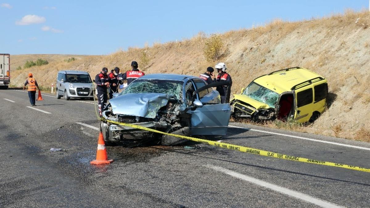 Hatalı sollama yapan otomobil taksi ile &ccedil;arpıştı: 1 &ouml;l&uuml; 2 yaralı