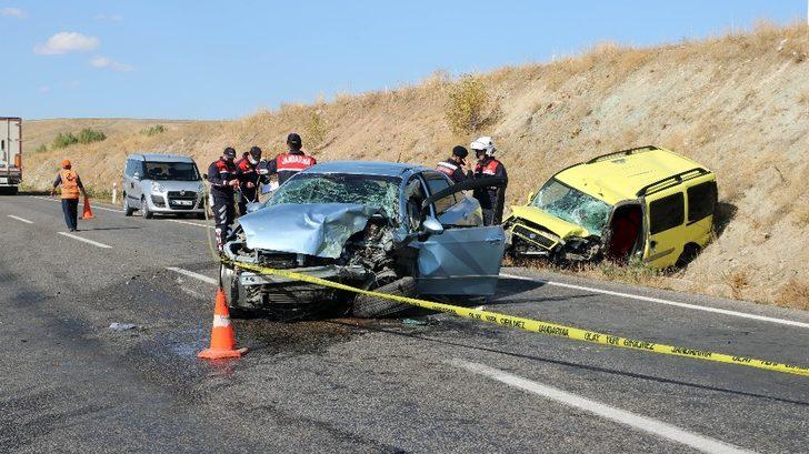 Hatalı sollama yapan otomobil taksi ile çarpıştı: 1 ölü 2 yaralı G1
