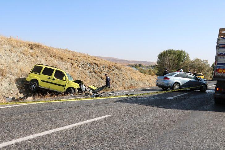 Hatalı sollama yapan otomobil taksi ile çarpıştı: 1 ölü 2 yaralı G2