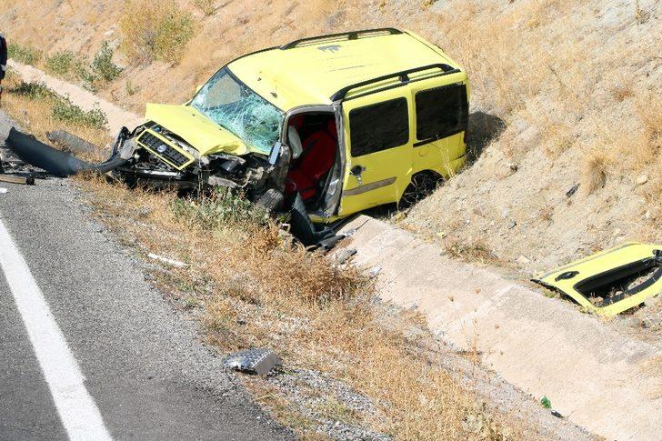 Hatalı sollama yapan otomobil taksi ile çarpıştı: 1 ölü 2 yaralı G3