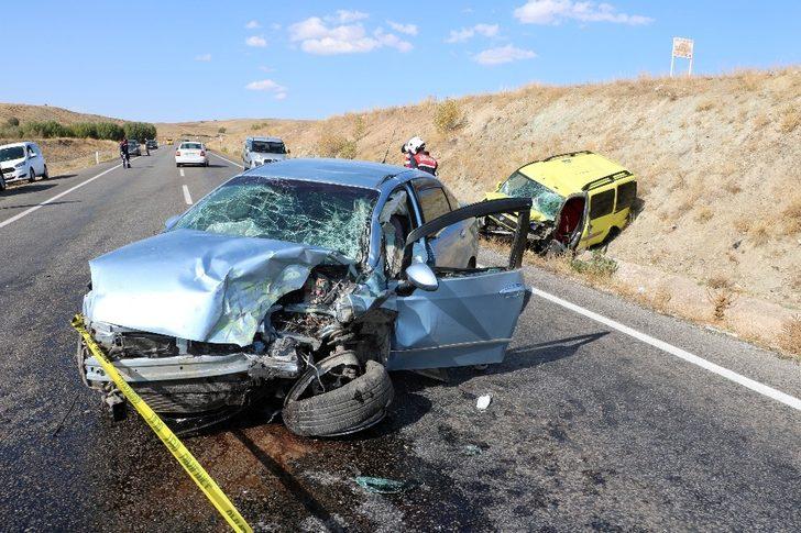 Hatalı sollama yapan otomobil taksi ile çarpıştı: 1 ölü 2 yaralı G4