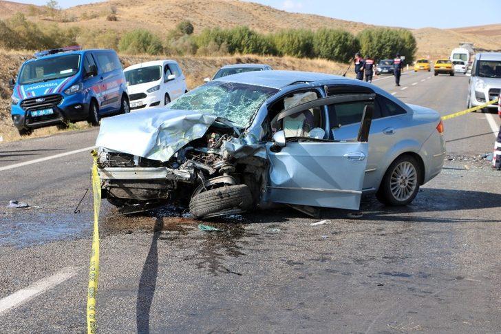 Hatalı sollama yapan otomobil taksi ile çarpıştı: 1 ölü 2 yaralı G5