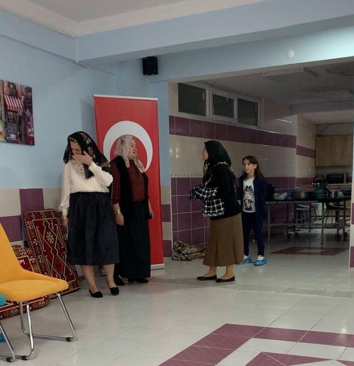 Kadınları hazırladıkları tiyatro oyununu kadınlara sergiledi G3