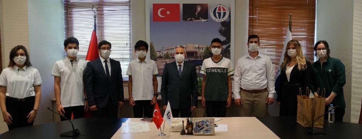 Rekt&ouml;r Prof. Dr. &Ouml;zaydın kolej &ouml;ğrencileriyle bir araya geldi