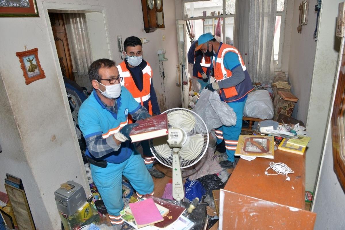 Bursa&rsquo;da 3 katlı evden 3 kamyon &ccedil;&ouml;p &ccedil;ıktı