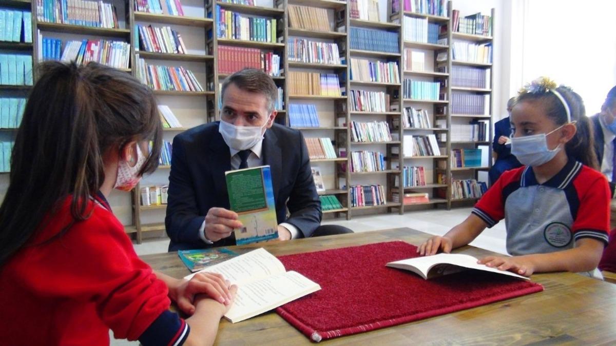 Hayırsever iş kadınından okula k&uuml;t&uuml;phane