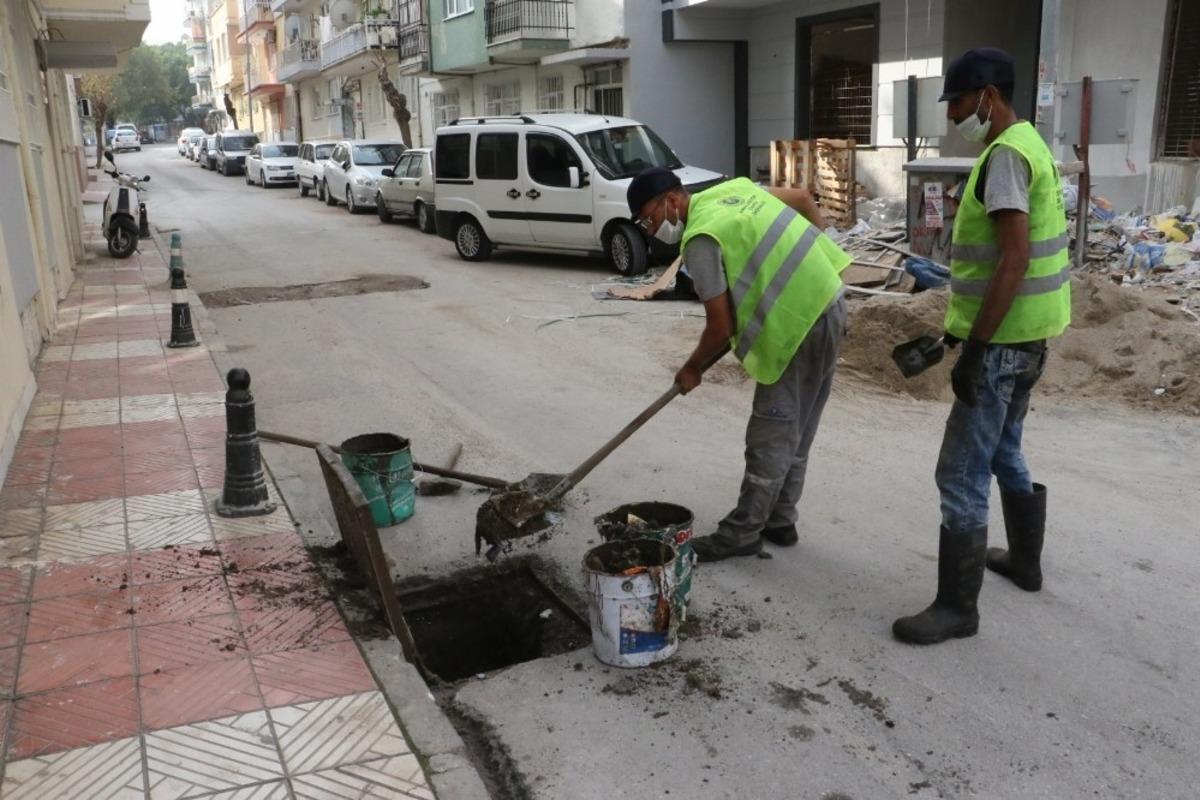 Yağmur suyu ızgaraları temizleniyor