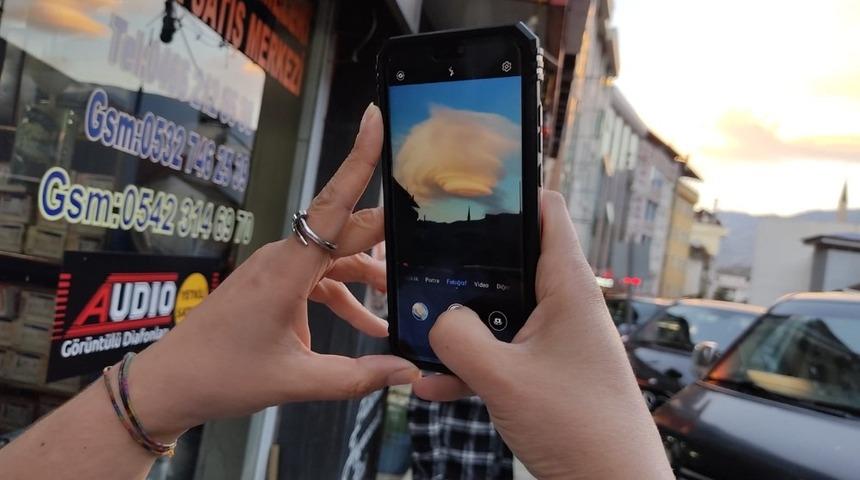 Artvin&rsquo;de g&ouml;ky&uuml;z&uuml;nde ilgin&ccedil; g&ouml;r&uuml;nt&uuml;! G&ouml;ren telefona sarıldı