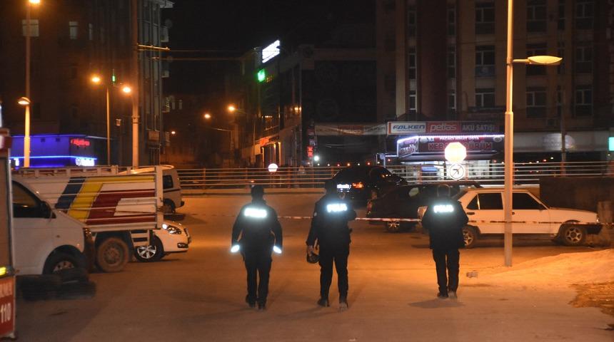 Malatya'da hareketli gece! İnşaat çatısında intihara kalkıştı, polis engelledi