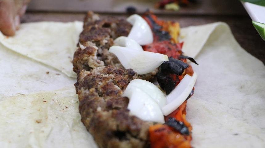 Kebap&ccedil;ılar arasındaki rekabet alevlendi! Adana mı Urfa mı?