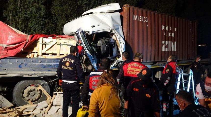 Mermer y&uuml;kl&uuml; TIR&rsquo;a arkadan &ccedil;arpan TIR'ın şof&ouml;r&uuml; &ouml;ld&uuml;