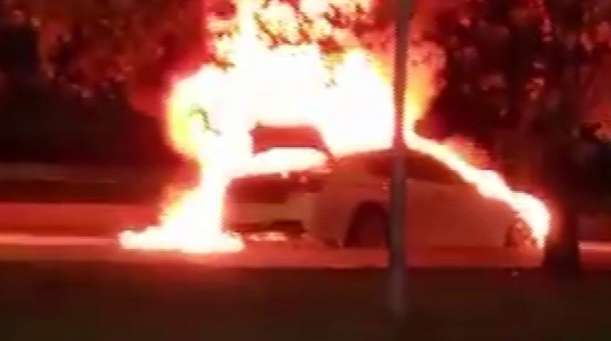 İstanbul'da panik anları! L&uuml;ks otomobil alev topuna d&ouml;nd&uuml;