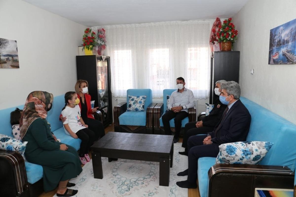 Vali Becel, şehit ailesi ve Gazi ziyaretinde bulundu