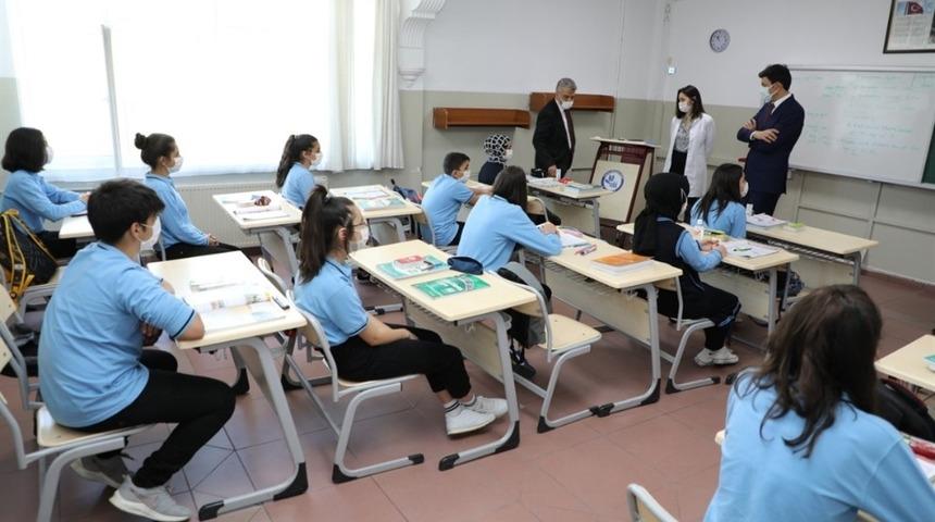 Vali Makas, okul ziyaretlerinde bulundu