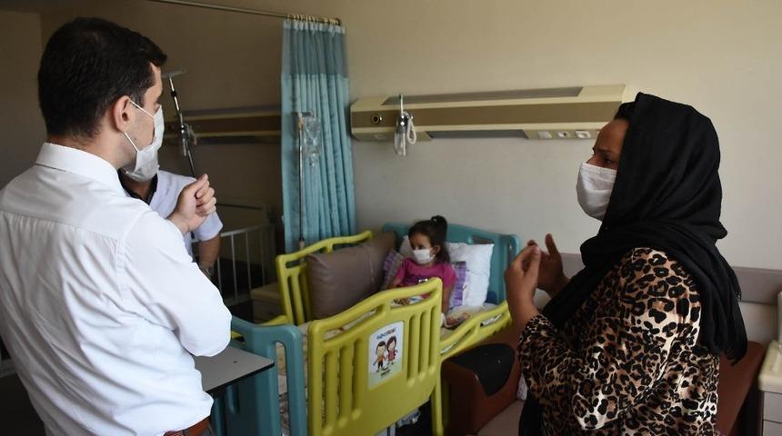 Kaymakam Temizkan minik Arin&rsquo;e sahip &ccedil;ıktı