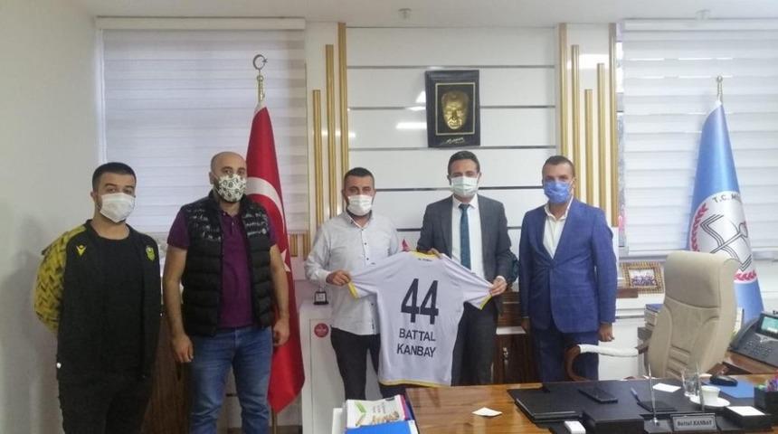 Milli Eğitim M&uuml;d&uuml;r&uuml; Kanbay&rsquo;a 44 numaralı forma