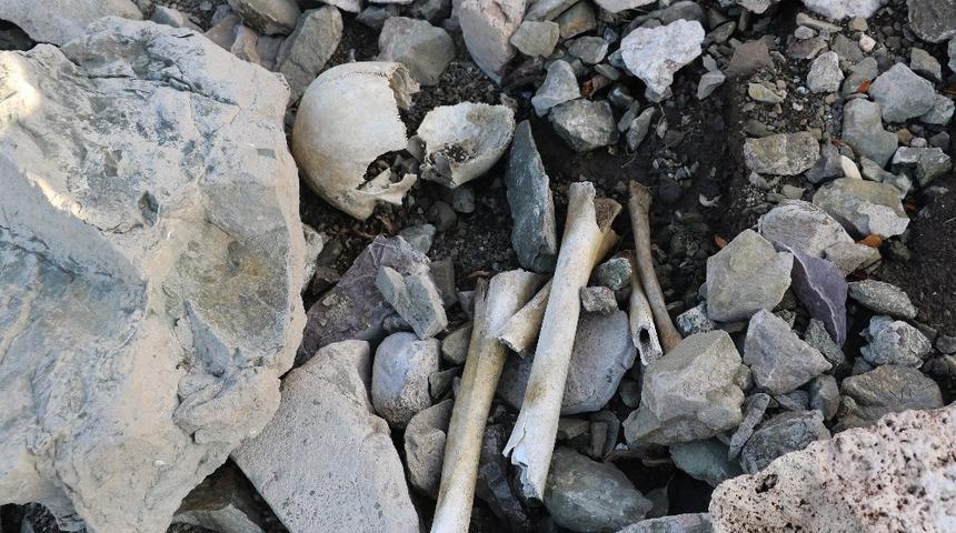 Tüyler ürperten görüntü: Sular çekilince mezarlık ve kemikler ortaya çıktı