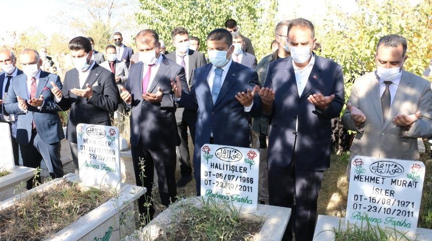 Van depreminde hayatını kaybedenler i&ccedil;in anma t&ouml;reni