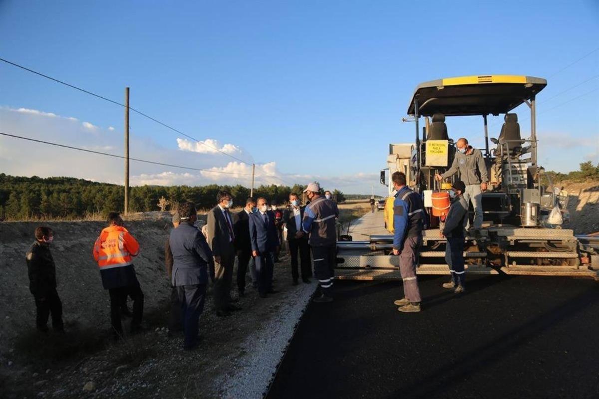 Vali &Ccedil;elik, Aslanapa&rsquo;da yapılan yol &ccedil;alışmalarını inceledi