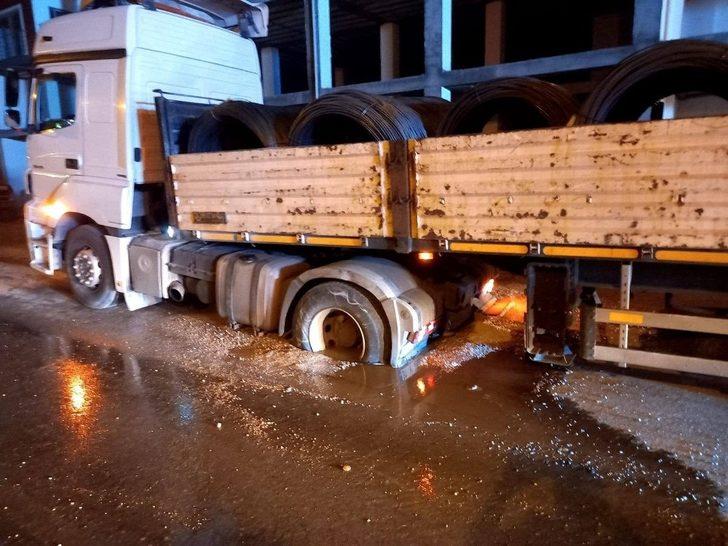 Dörtyol’da demir yüklü tır çöken yola saplandı G1