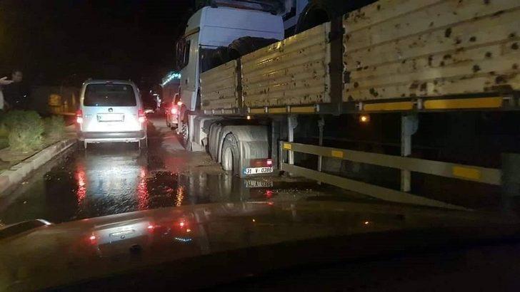 Dörtyol’da demir yüklü tır çöken yola saplandı G2