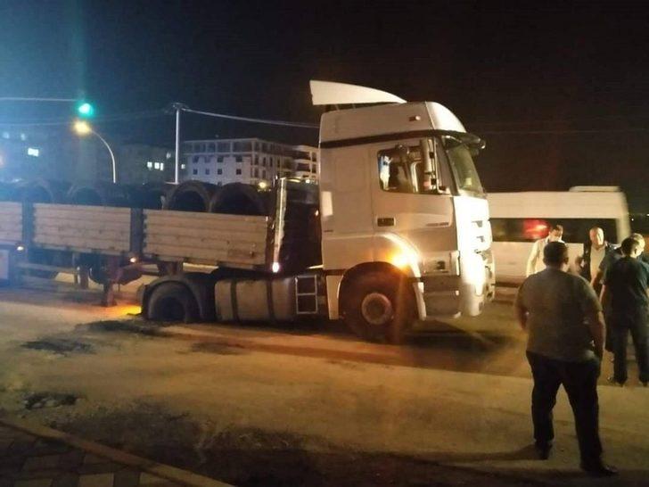 Dörtyol’da demir yüklü tır çöken yola saplandı G3
