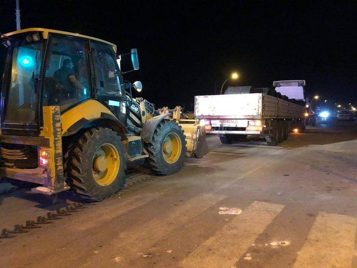 Dörtyol’da demir yüklü tır çöken yola saplandı G4
