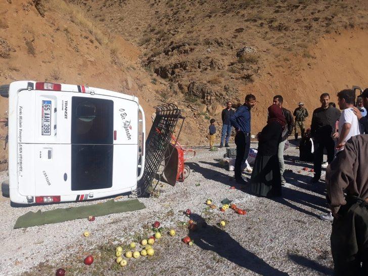 Minibüs yoldan çıktı: 5 yaralı G3